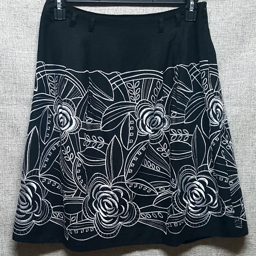 Michele Black w/White Floral Embroidery Skirt Sz 8